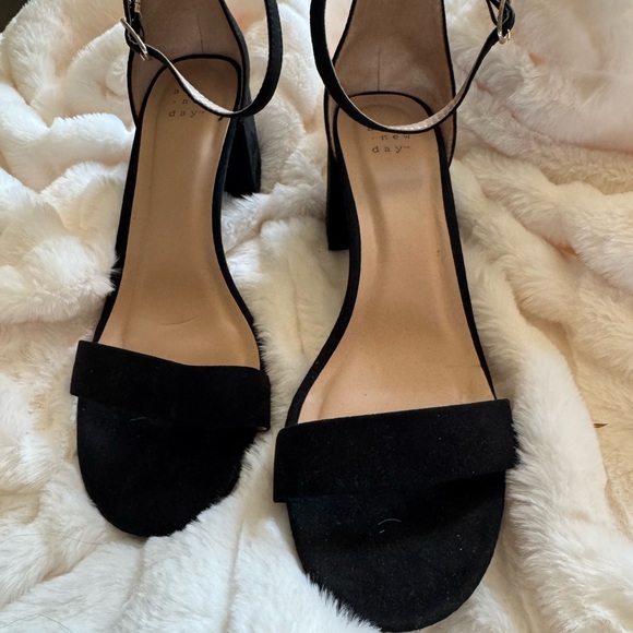 Elegant Black Women's Block Heel Sandals - Picture 2 of 5